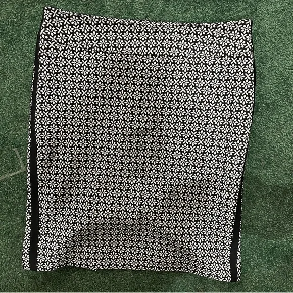 Chic Black and White Patterned Pencil Skirt by Abrand - Picture 3 of 3